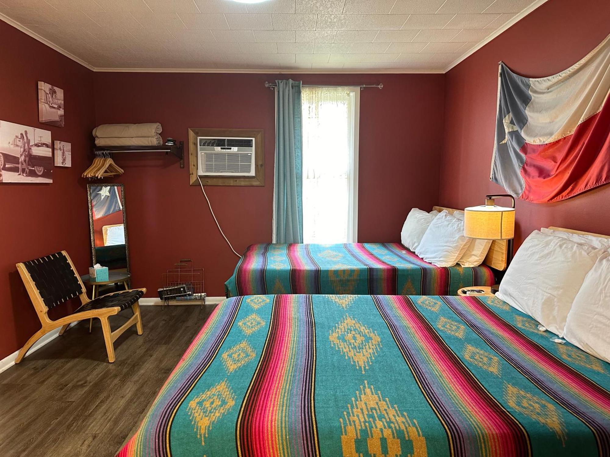 Hotel Kitsmiller On Main Фредериксбург Екстериор снимка